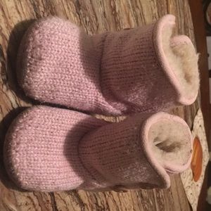 Size 2/3 or 6-12 months baby knitted pink Uggs
